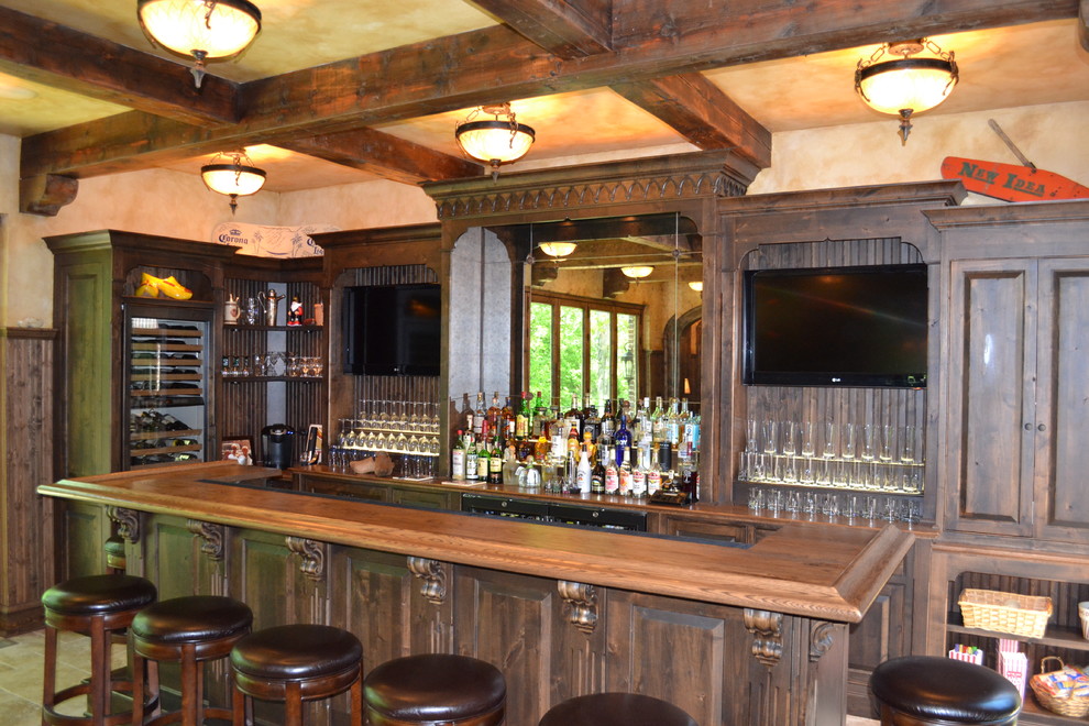 Home bar - rustic home bar idea in Chicago