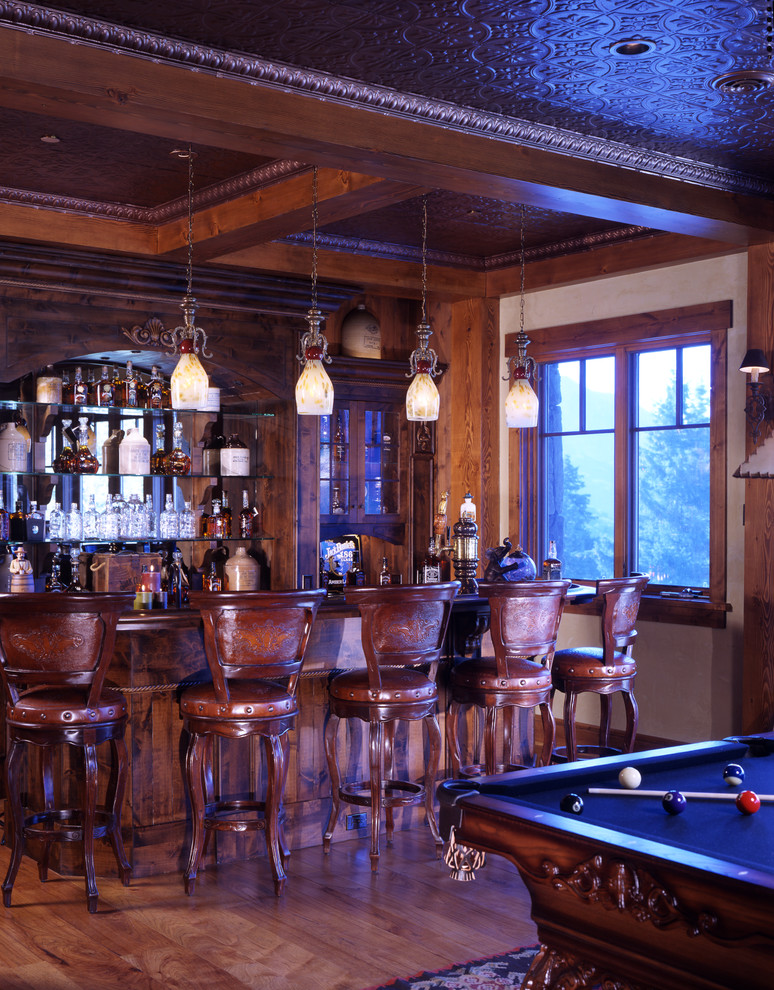 Immagine di un angolo bar con lavandino rustico con top in rame e pavimento in legno massello medio