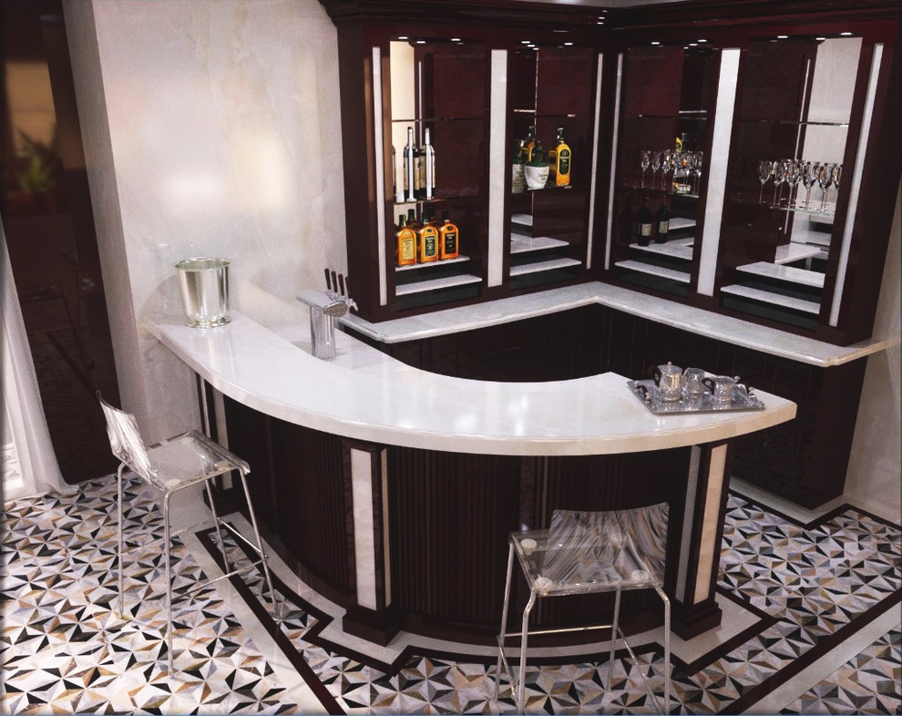 Imagen de bar en casa con barra de bar tradicional con puertas de armario de madera en tonos medios y encimera de ónix