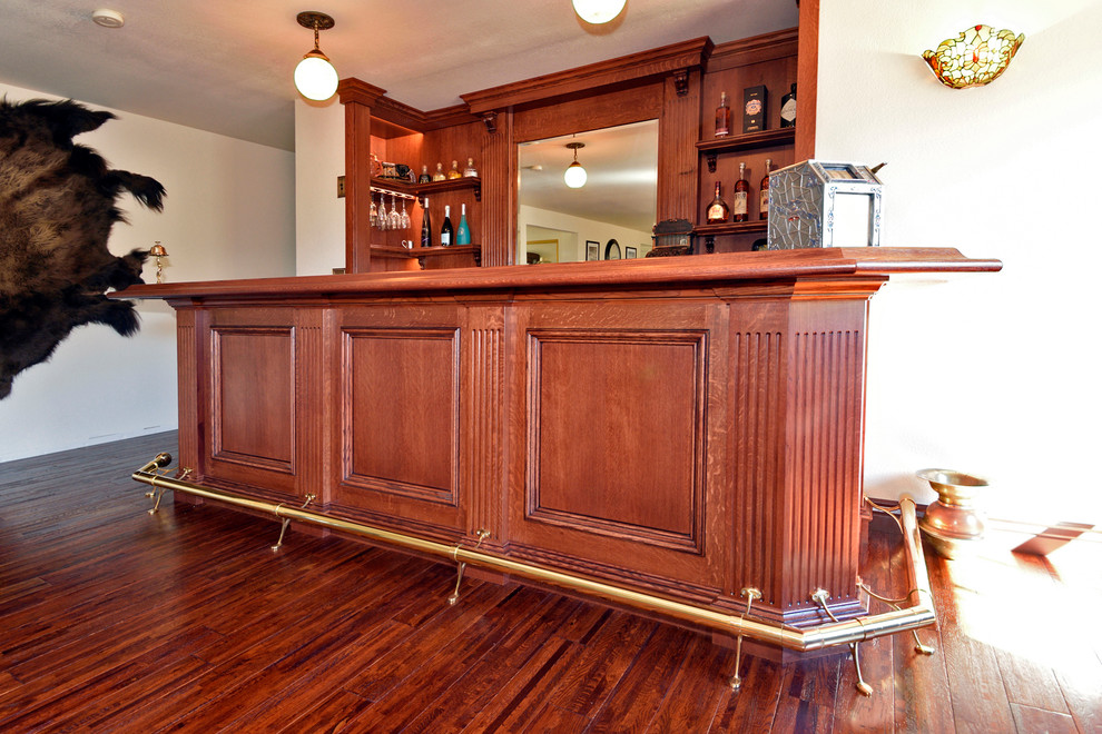 Foto de bar en casa clásico de tamaño medio con puertas de armario rojas, encimera de madera, salpicadero de madera, suelo de madera oscura, suelo amarillo y encimeras rojas
