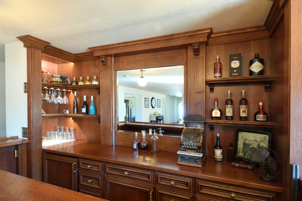 Modelo de bar en casa clásico de tamaño medio con puertas de armario rojas, encimera de madera, salpicadero de madera, suelo de madera oscura, suelo amarillo y encimeras rojas