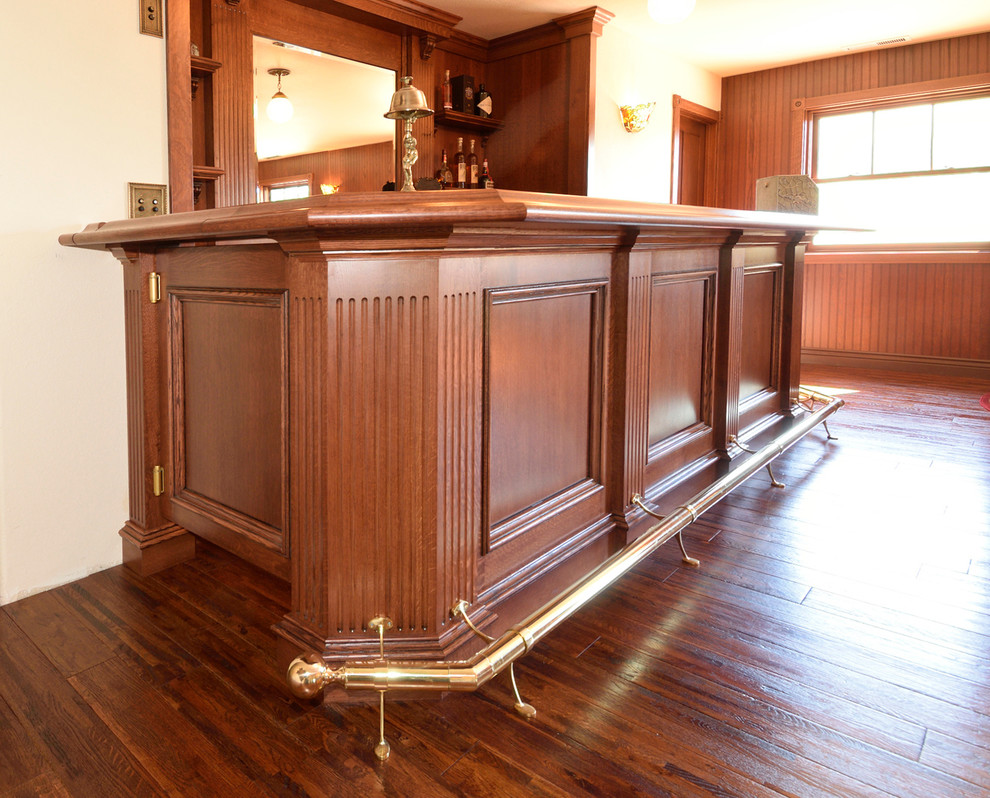 Ejemplo de bar en casa clásico de tamaño medio con puertas de armario rojas, encimera de madera, salpicadero de madera, suelo de madera oscura, suelo amarillo y encimeras rojas