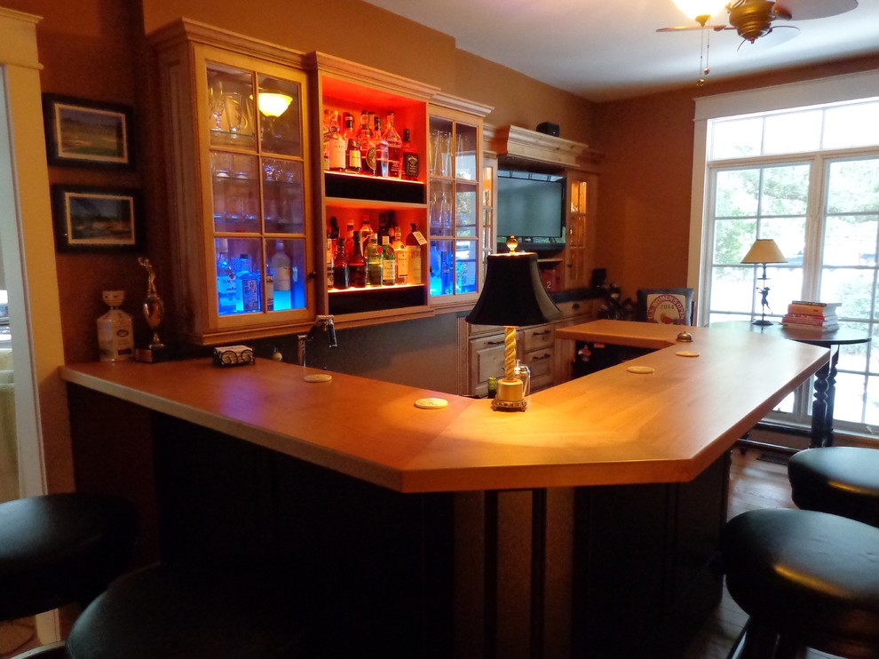 Diseño de bar en casa clásico grande