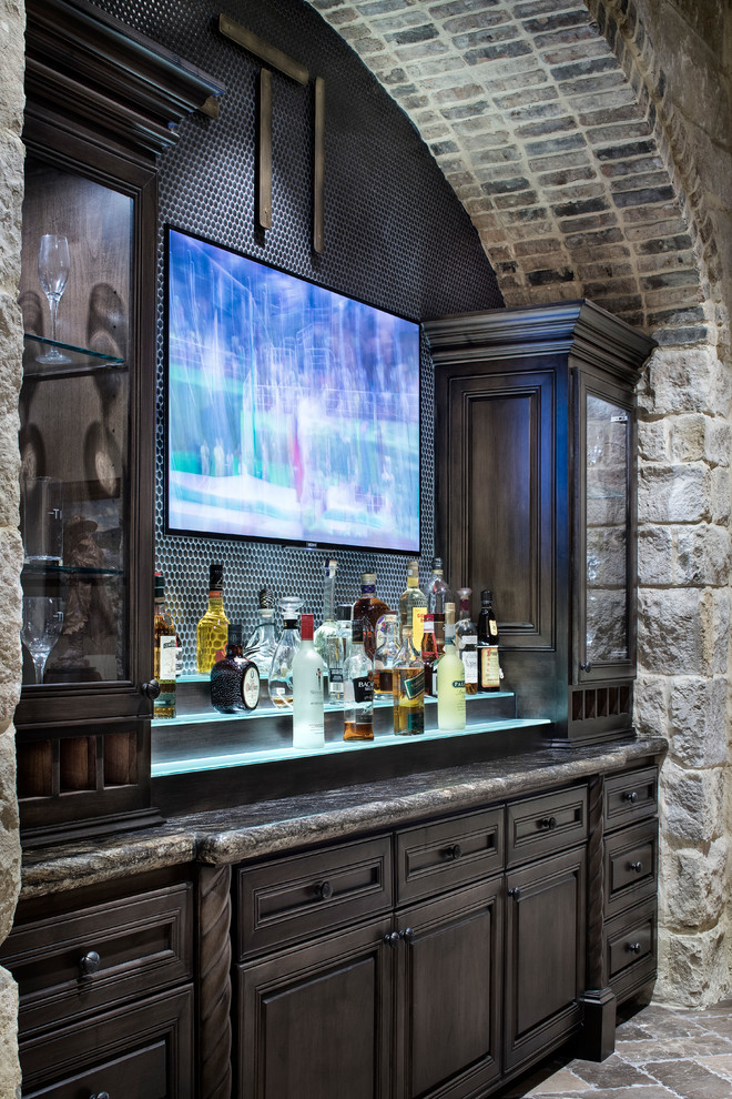 Cette image montre un très grand bar de salon linéaire méditerranéen en bois foncé avec un placard à porte vitrée.