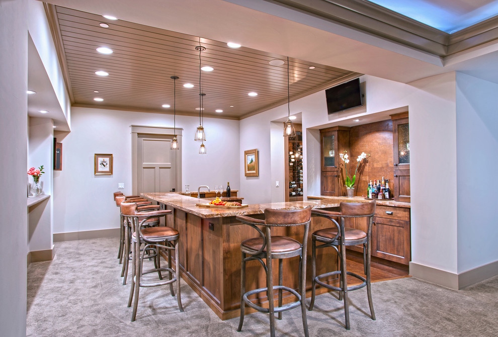 Foto de bar en casa con barra de bar de galera tradicional renovado grande con puertas de armario de madera oscura y encimera de granito