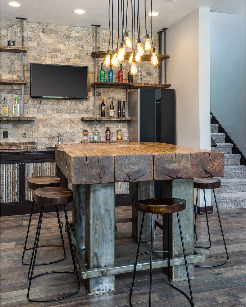 Свежая идея для дизайна: домашний бар в стиле лофт - отличное фото интерьера