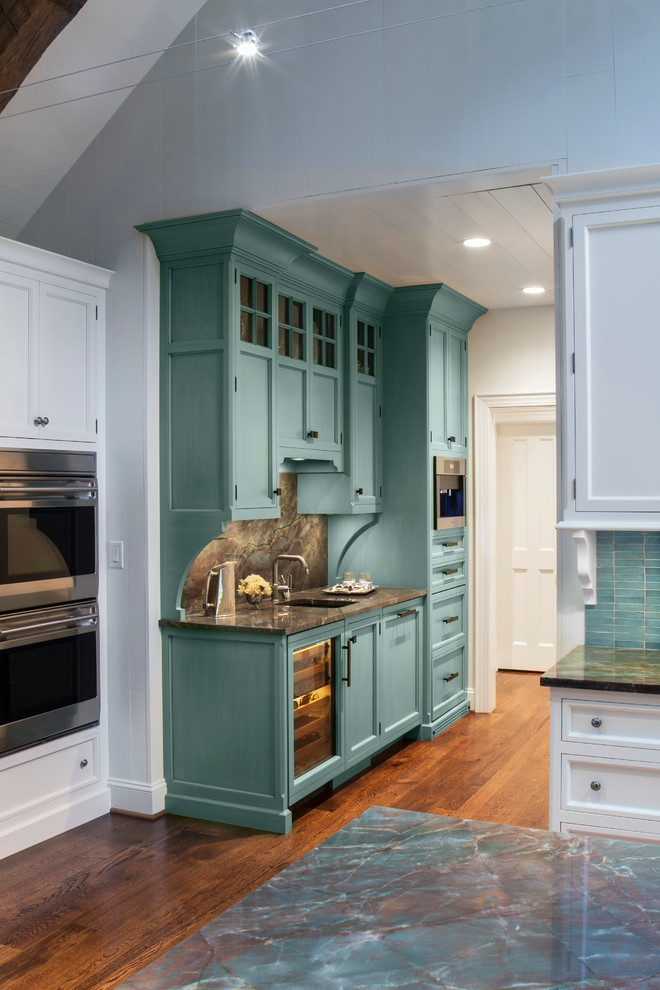 Foto på ett mellanstort vintage linjärt kök, med en undermonterad diskho, skåp i shakerstil, blå skåp, bänkskiva i onyx, grått stänkskydd, stänkskydd i sten, mörkt trägolv och brunt golv
