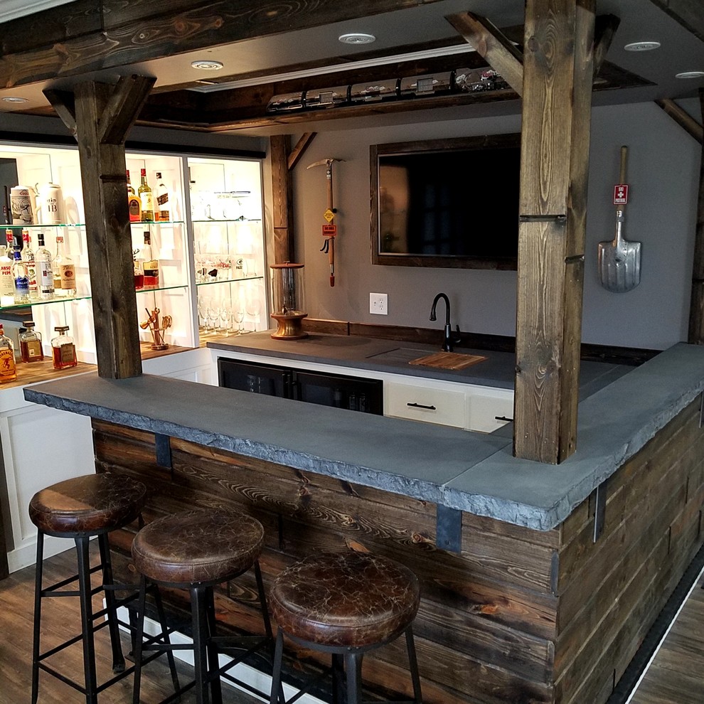 Esempio di un grande bancone bar american style con lavello integrato, ante con riquadro incassato, ante bianche, top in cemento, paraspruzzi marrone e paraspruzzi in legno