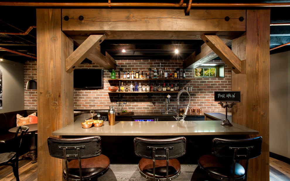 Aménagement d'un grand bar de salon montagne avec un sol en bois brun.