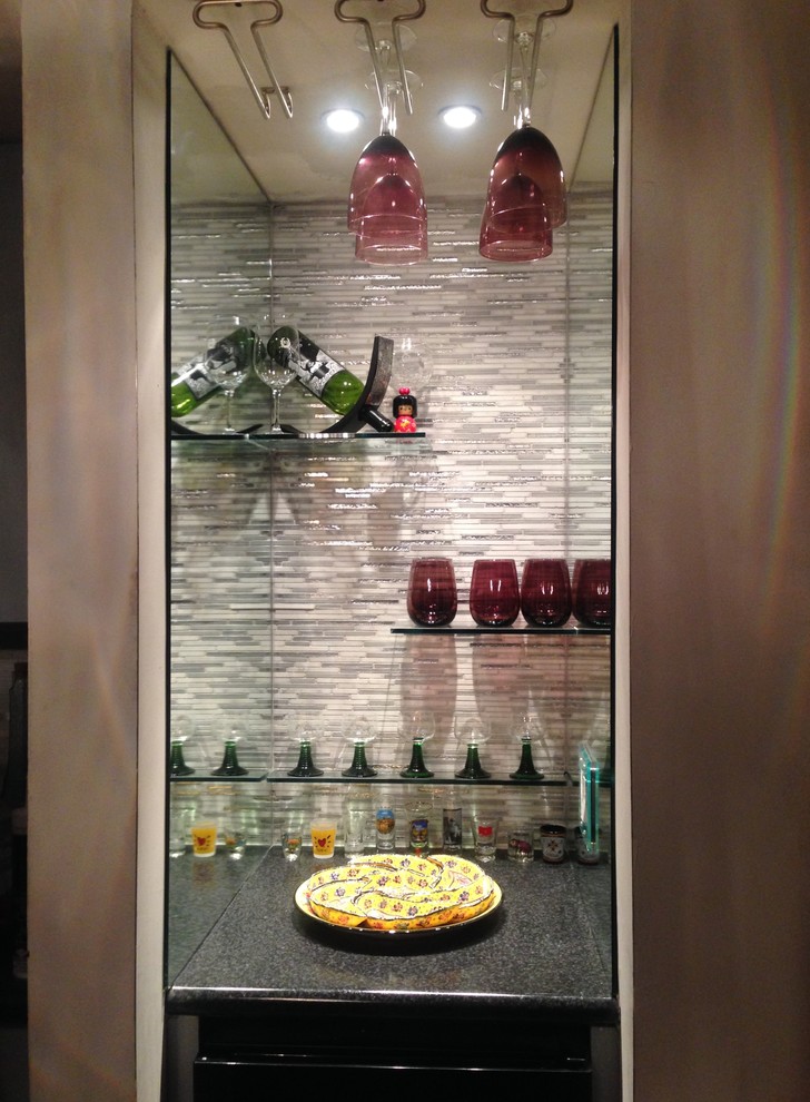 Immagine di un piccolo angolo bar minimal con top in granito, paraspruzzi grigio, parquet chiaro e paraspruzzi con piastrelle a listelli