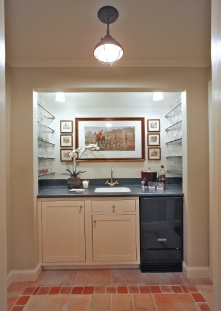 Foto på en mellanstor vintage linjär hemmabar med vask, med en undermonterad diskho, skåp i shakerstil, vita skåp, bänkskiva i koppar, klinkergolv i keramik och orange golv