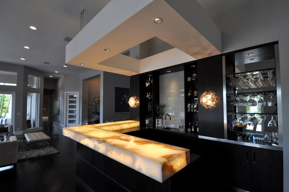 Home bar - modern home bar idea in Miami
