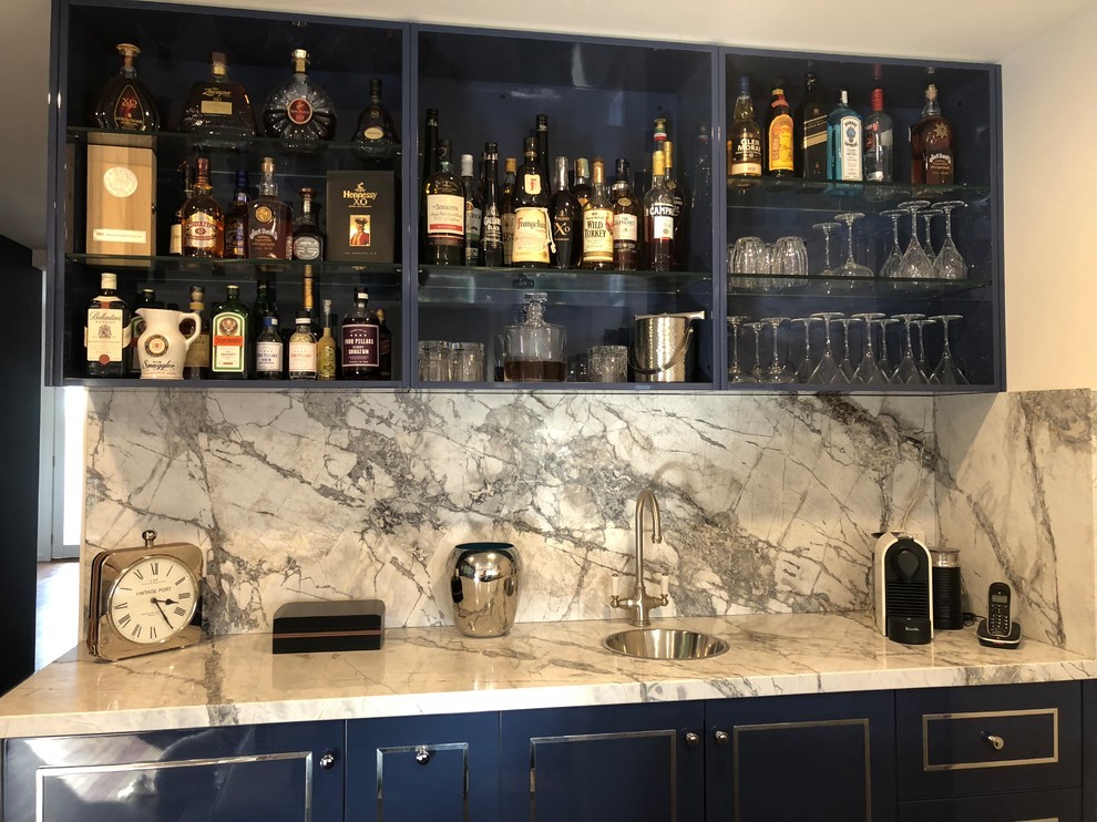 Immagine di un angolo bar con lavandino minimalista di medie dimensioni con lavello da incasso, top in marmo e paraspruzzi in marmo