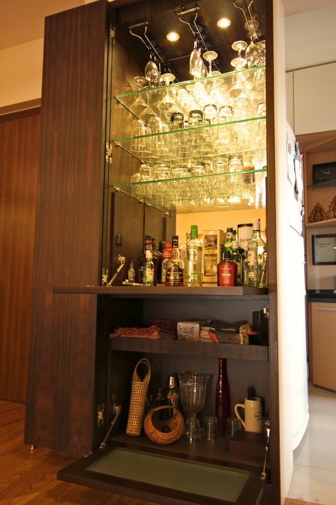 Свежая идея для дизайна: домашний бар в стиле неоклассика (современная классика) - отличное фото интерьера