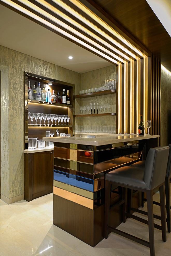 Foto de bar en casa con barra de bar en U contemporáneo con puertas de armario de madera en tonos medios, encimera de mármol y salpicadero gris