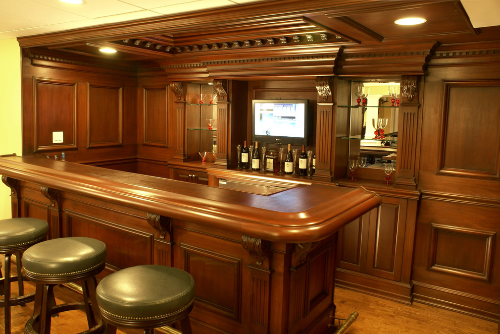 Cette image montre un bar de salon traditionnel de taille moyenne.