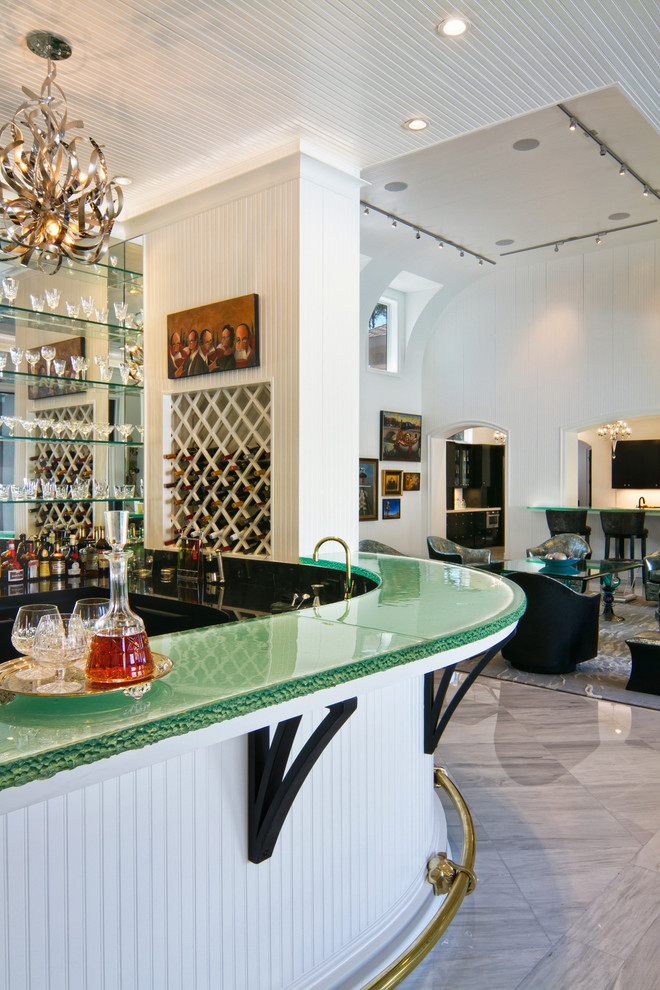 Diseño de bar en casa con barra de bar en U clásico con encimera de vidrio y salpicadero con efecto espejo