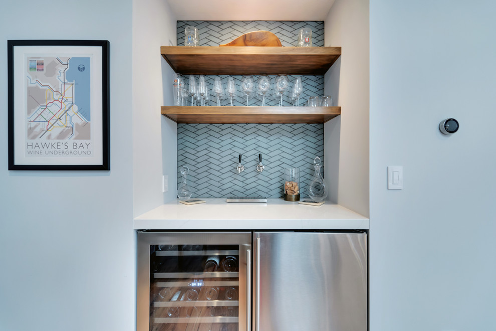 Diseño de bar en casa lineal moderno de tamaño medio sin pila con encimera de cuarzo compacto, salpicadero azul, salpicadero de azulejos de vidrio y encimeras blancas