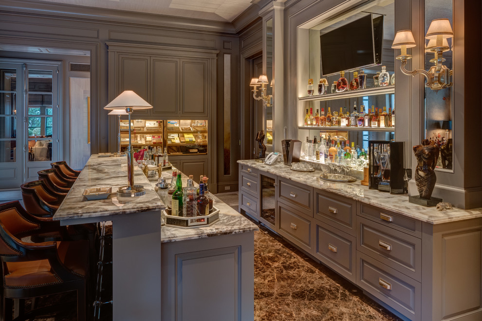 Immagine di un bancone bar chic con ante grigie, paraspruzzi a specchio, pavimento in marmo, pavimento marrone, top grigio e top in onice