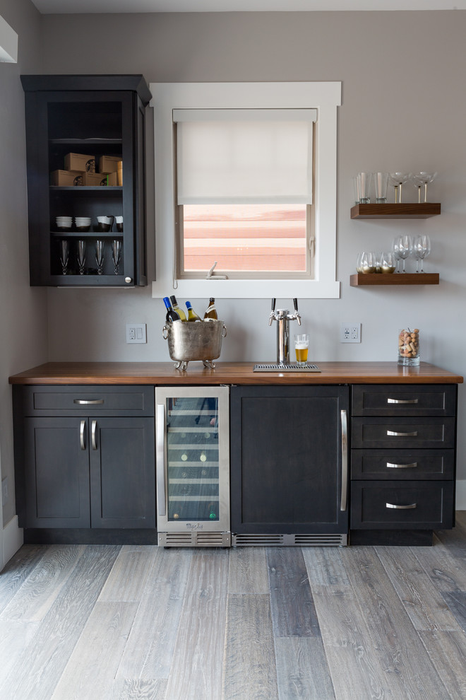 Imagen de bar en casa lineal clásico renovado pequeño con armarios estilo shaker, puertas de armario de madera en tonos medios, encimera de madera y suelo de madera oscura