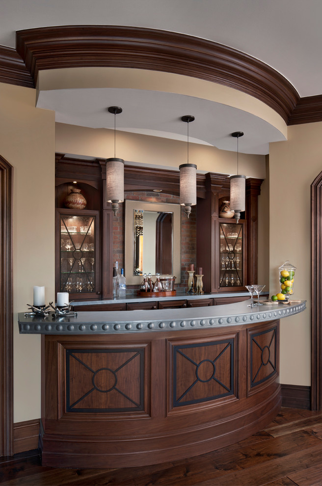 Foto de bar en casa clásico con puertas de armario de madera en tonos medios y suelo de madera oscura