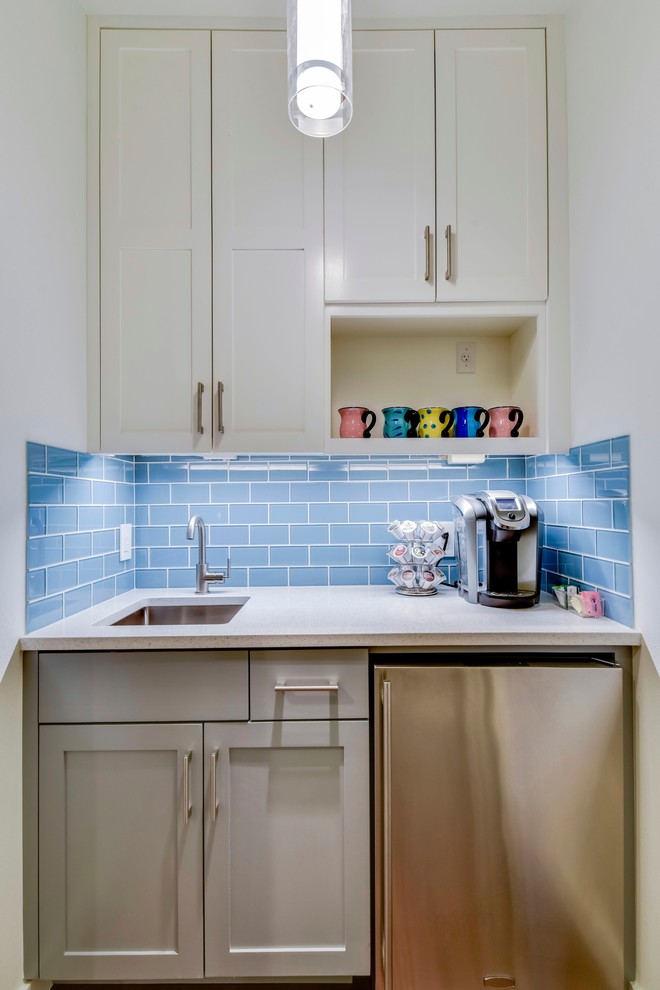 オースティンにあるトランジショナルスタイルのおしゃれなウェット バー (I型、シェーカースタイル扉のキャビネット、グレーのキャビネット、青いキッチンパネル、白いキッチンカウンター) の写真