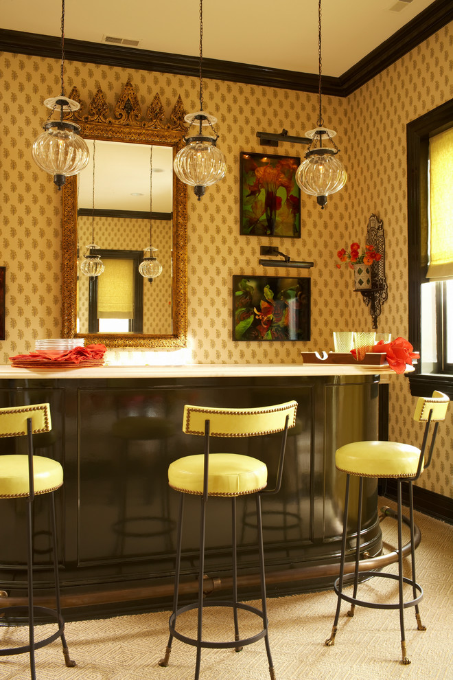 Cette image montre un bar de salon traditionnel avec moquette et des tabourets.