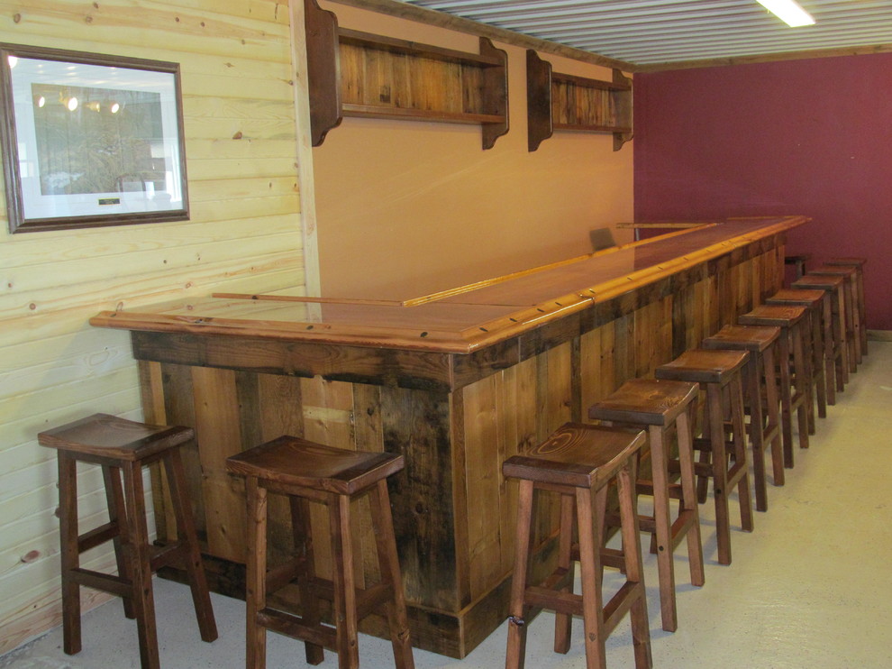 Exemple d'un bar de salon avec évier montagne en U et bois vieilli avec un plan de travail en bois.