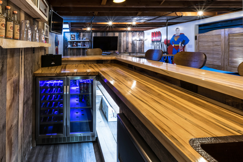 Modelo de bar en casa con barra de bar en L rural de tamaño medio con fregadero encastrado, encimera de madera, moqueta, suelo beige y encimeras marrones