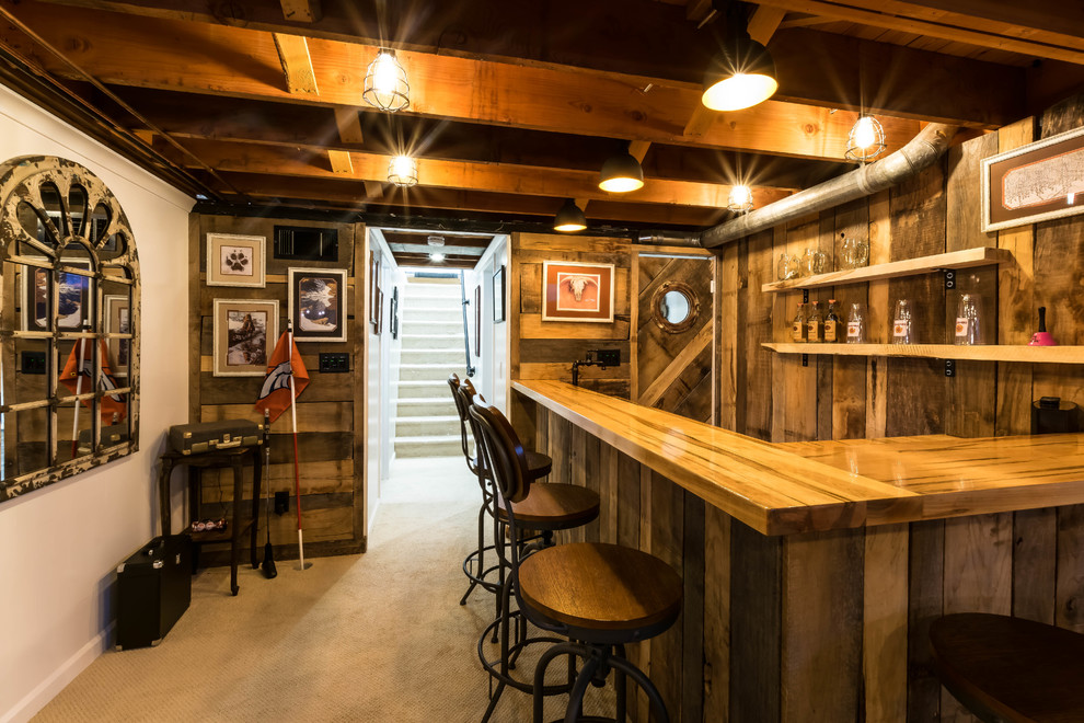 Esempio di un bancone bar stile rurale di medie dimensioni con lavello da incasso, top in legno, moquette, pavimento beige e top marrone