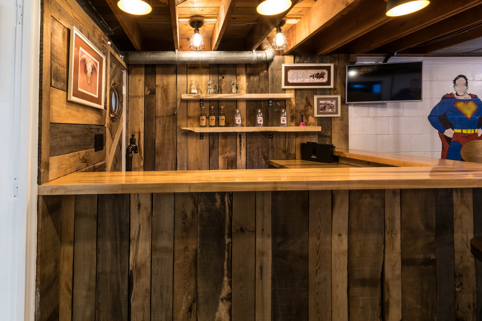 Modelo de bar en casa con barra de bar en L rústico de tamaño medio con fregadero encastrado, encimera de madera, moqueta, suelo beige y encimeras marrones