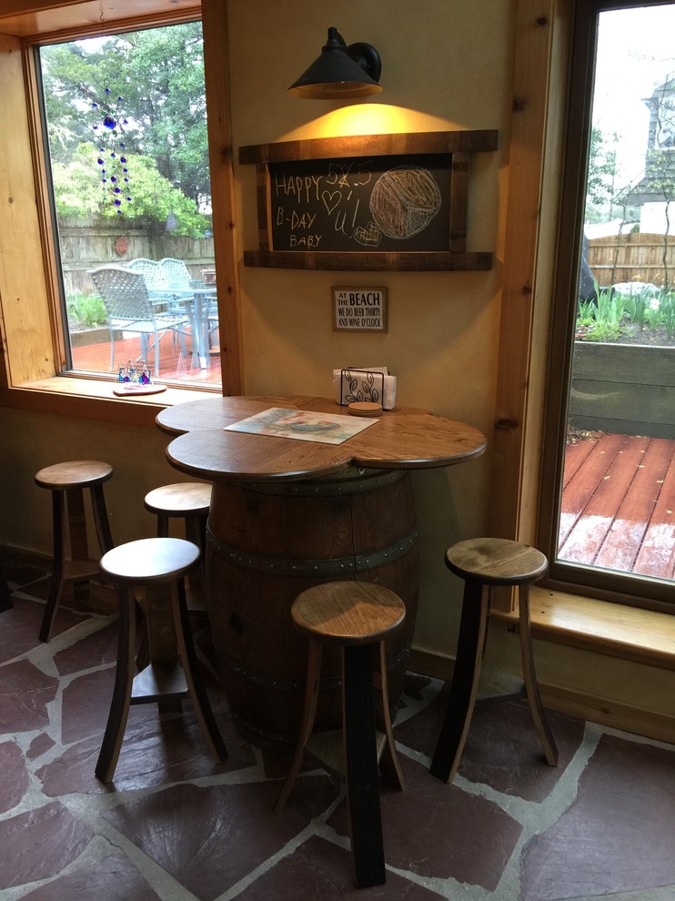 Modelo de bar en casa rural de tamaño medio con fregadero bajoencimera, salpicadero multicolor y suelo de pizarra