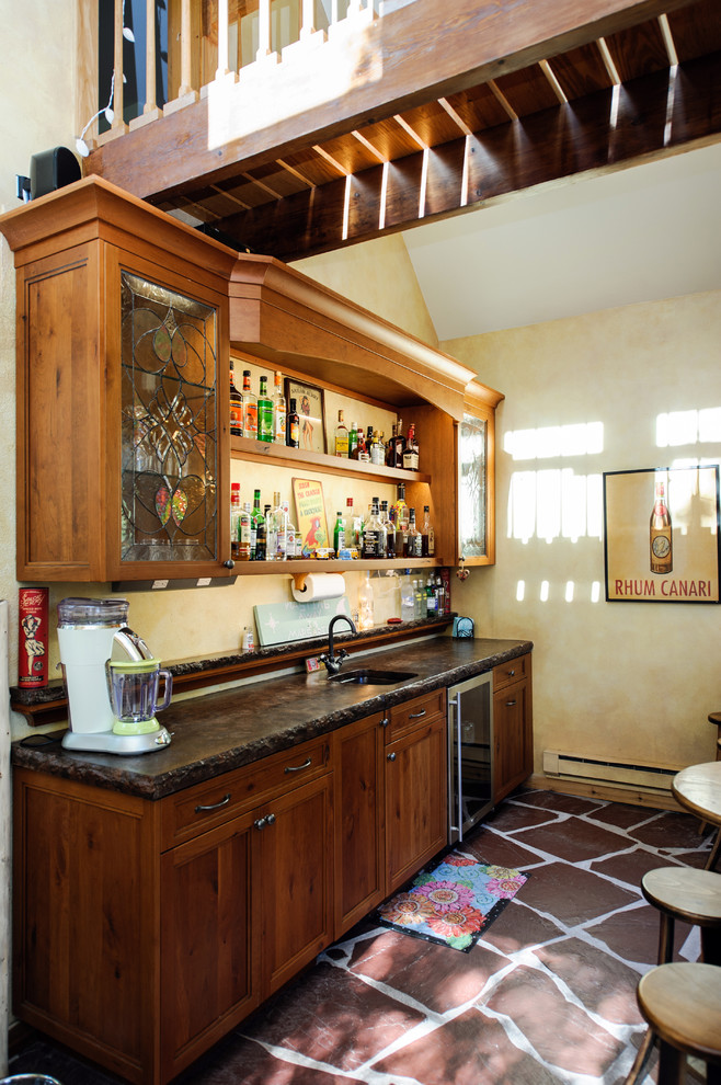 Exemple d'un bar de salon avec évier parallèle montagne en bois brun de taille moyenne avec un évier encastré, un placard à porte shaker, un plan de travail en béton, une crédence multicolore et un sol en ardoise.