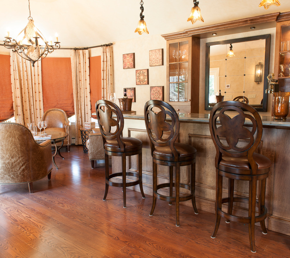 Esempio di un angolo bar con lavandino stile rurale di medie dimensioni con ante lisce, ante marroni, top in marmo e pavimento in legno massello medio