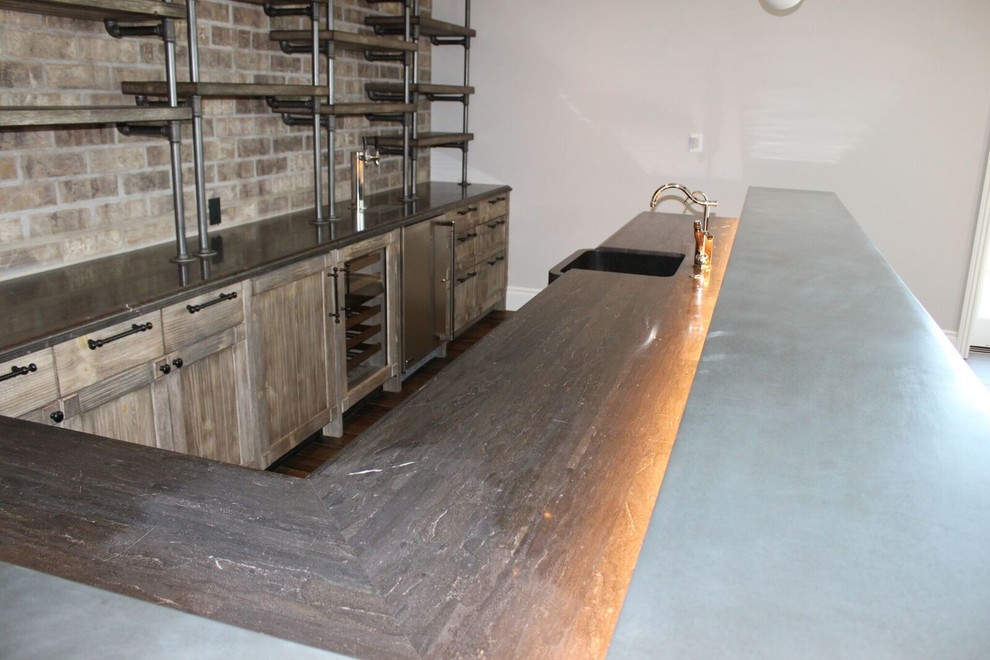 Modelo de bar en casa rústico con puertas de armario con efecto envejecido y encimera de piedra caliza