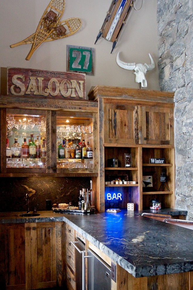 Immagine di un angolo bar rustico con ante in stile shaker, ante in legno bruno e paraspruzzi marrone
