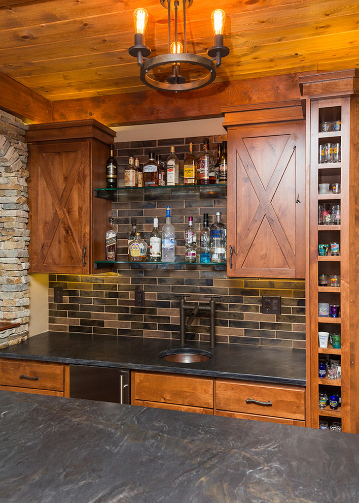 Exemple d'un bar de salon chic en bois clair avec parquet clair.