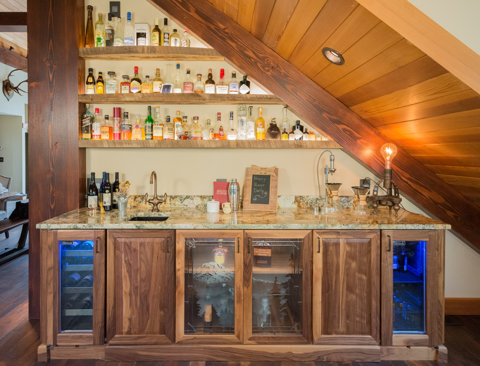 Esempio di un angolo bar con lavandino stile rurale di medie dimensioni con lavello sottopiano, ante con bugna sagomata, ante in legno scuro, top in granito e parquet scuro