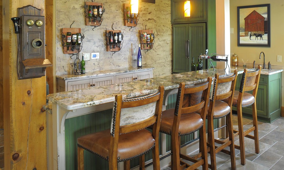 На фото: домашний бар в стиле рустика с барной стойкой, фасадами с утопленной филенкой и зелеными фасадами
