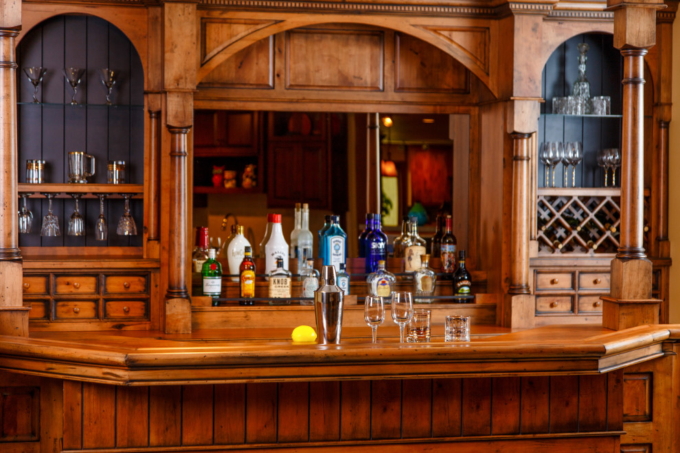 Ispirazione per un angolo bar con ante con finitura invecchiata, top in legno e top marrone