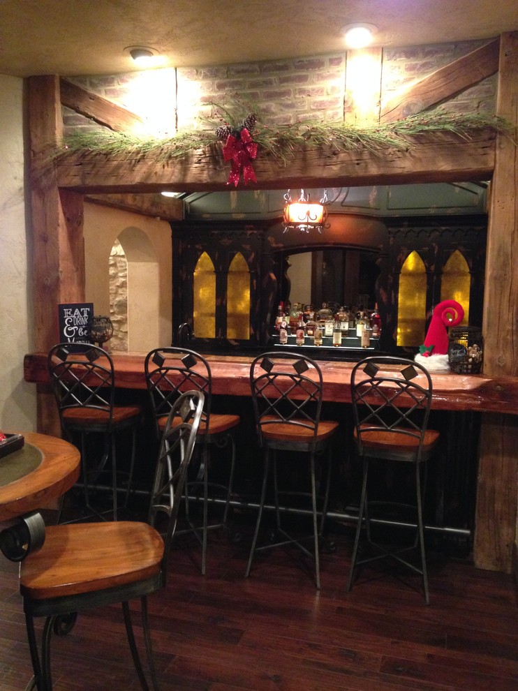 Modelo de bar en casa con barra de bar lineal rústico de tamaño medio con puertas de armario de madera en tonos medios y suelo de madera oscura