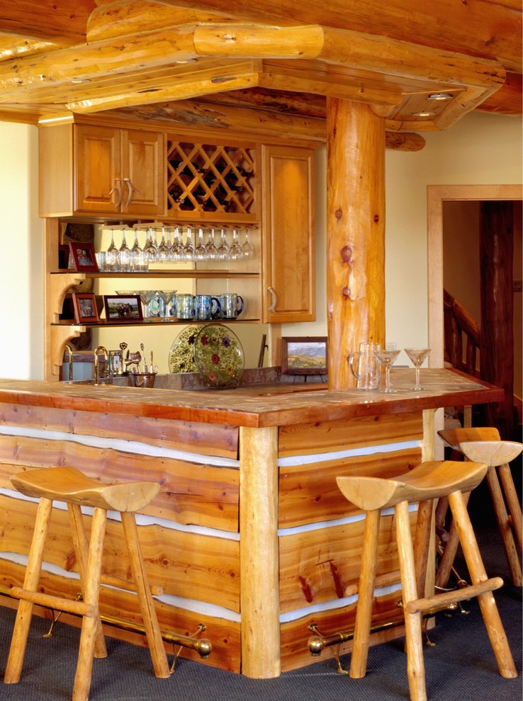 Immagine di un bancone bar stile rurale con ante in legno scuro e paraspruzzi a specchio