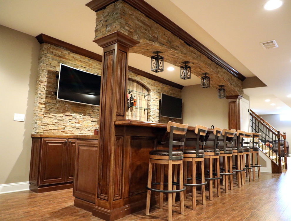 Example of a mountain style home bar design in New York