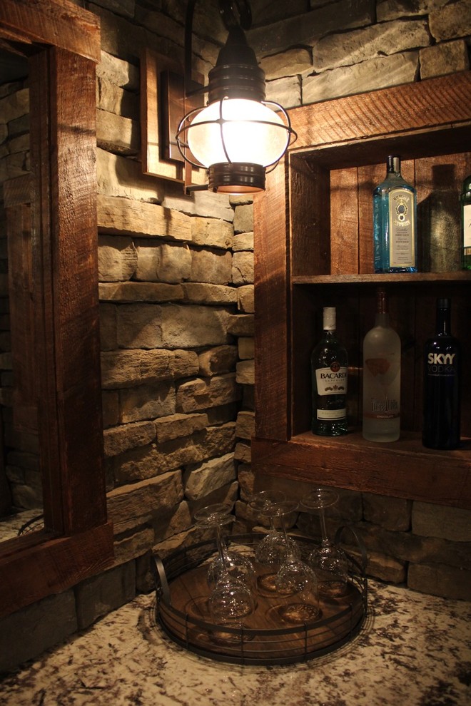 Foto di un bancone bar rustico di medie dimensioni con lavello sottopiano, paraspruzzi marrone, paraspruzzi con piastrelle in pietra, pavimento in gres porcellanato, pavimento marrone, top in granito e top beige
