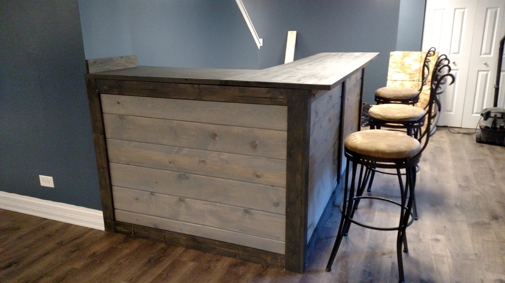 Design ideas for a rustic home bar in Chicago.