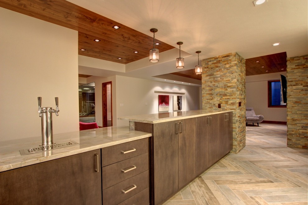Moderne Hausbar in U-Form mit Bartresen, Unterbauwaschbecken, flächenbündigen Schrankfronten und braunen Schränken in Denver