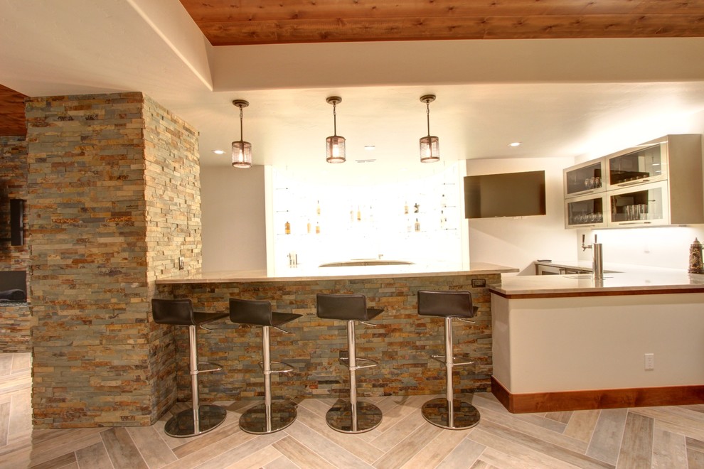 Moderne Hausbar in U-Form mit Bartresen, Unterbauwaschbecken, flächenbündigen Schrankfronten und braunen Schränken in Denver
