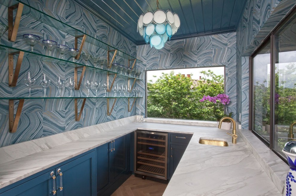 Foto di un grande angolo bar con lavandino classico con lavello sottopiano, ante in stile shaker, ante blu, top in marmo, paraspruzzi blu, paraspruzzi in gres porcellanato e parquet chiaro