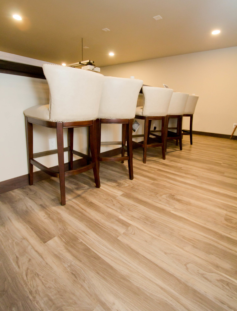 Ispirazione per un piccolo angolo bar con lavandino classico con pavimento in vinile e pavimento beige