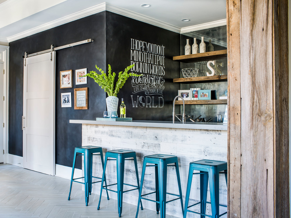 Imagen de bar en casa con fregadero de galera tradicional renovado con armarios abiertos, salpicadero con efecto espejo, suelo gris y encimeras grises
